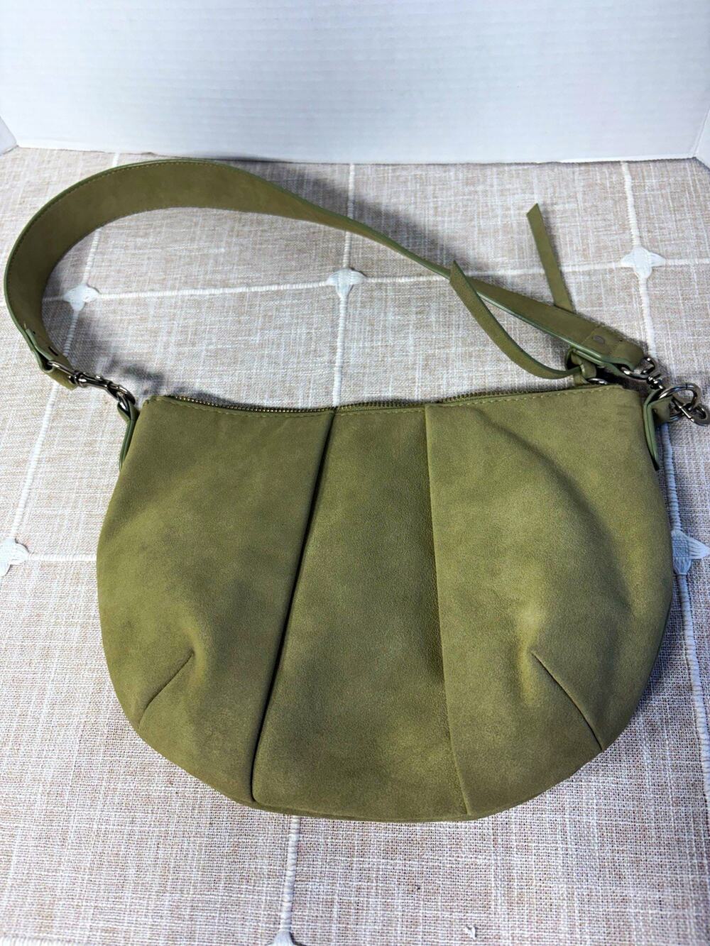 Universal Thread Green Crescent Womenโs Shoulder Bag Zip, Detachable Strap Suede